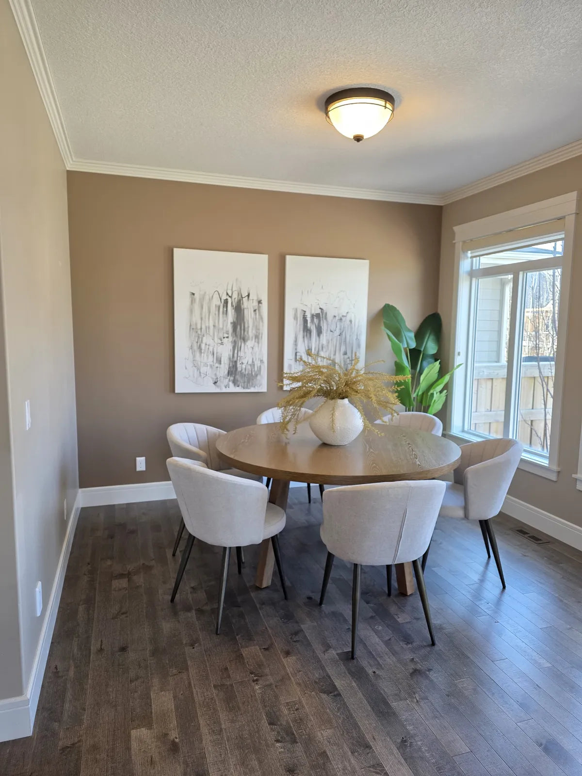 Dining room with a round table and white upholstered chairs